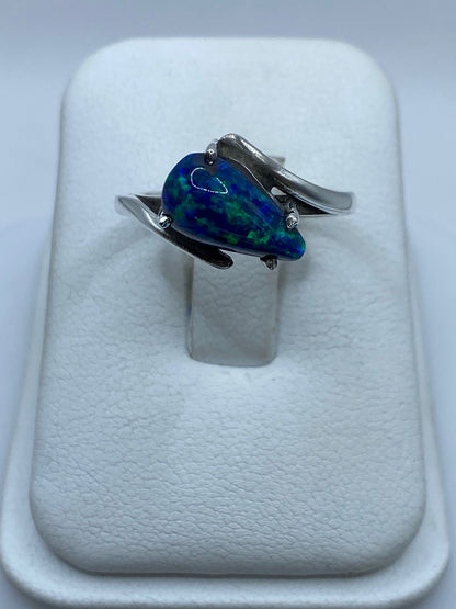 Anillo Artesanal de Plata Ley 925 con Ópalo de Fuego Azul, vista frontal