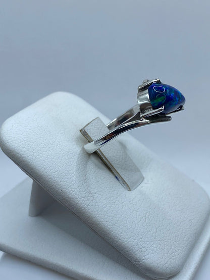 Anillo Artesanal de Plata Ley 925 con Ópalo de Fuego Azul, vista de detalle