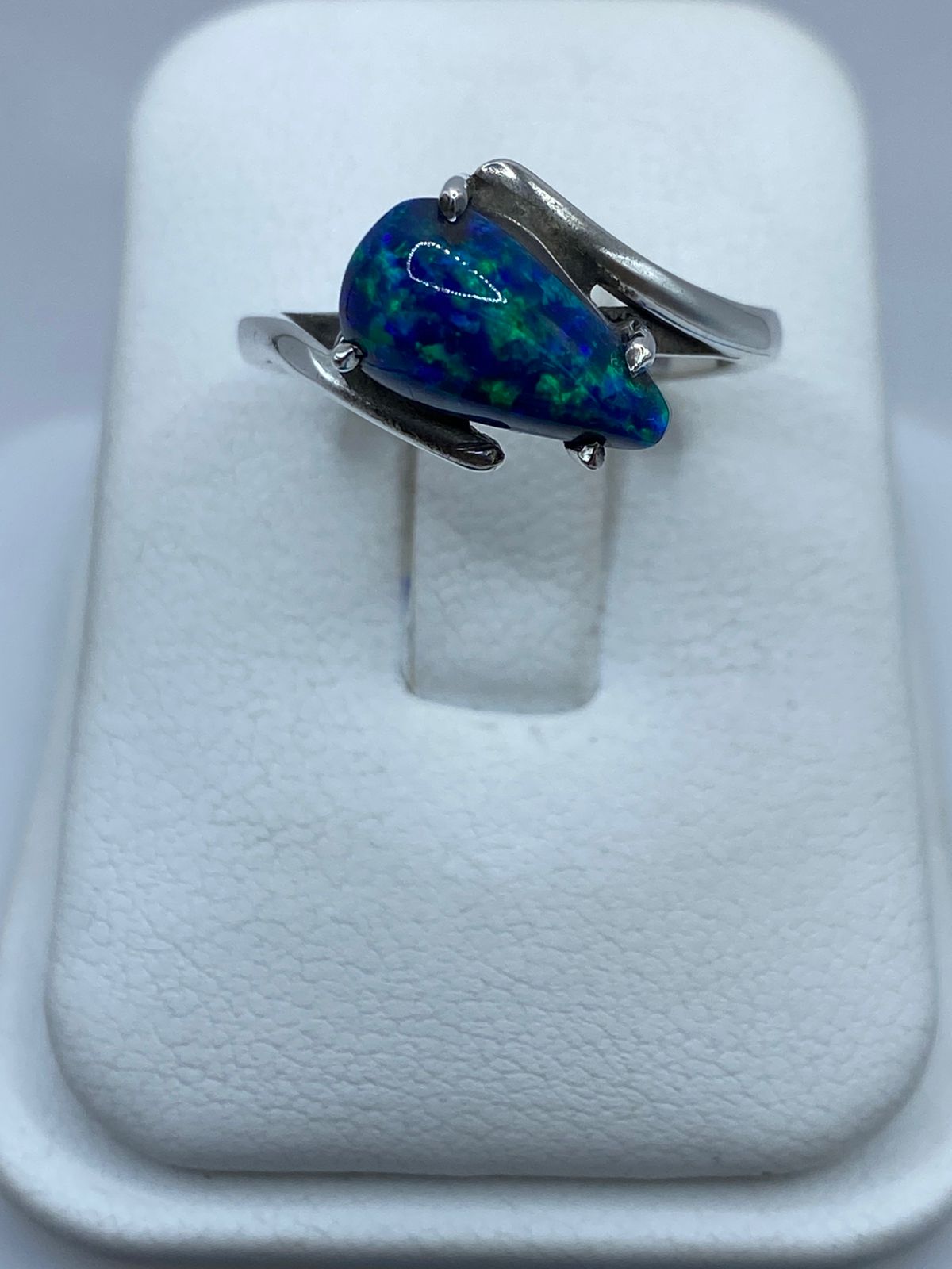Anillo Artesanal de Plata Ley 925 con Ópalo de Fuego Azul, vista superior