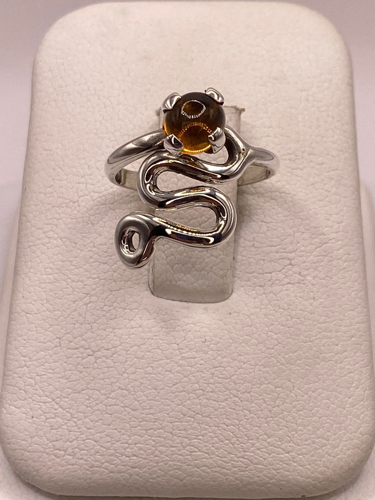 Anillo Artesanal de Plata Ley 925 con Piedra Ámbar — ángulo diagonal