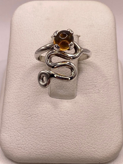 Anillo Artesanal de Plata Ley 925 con Piedra Ámbar — ángulo diagonal
