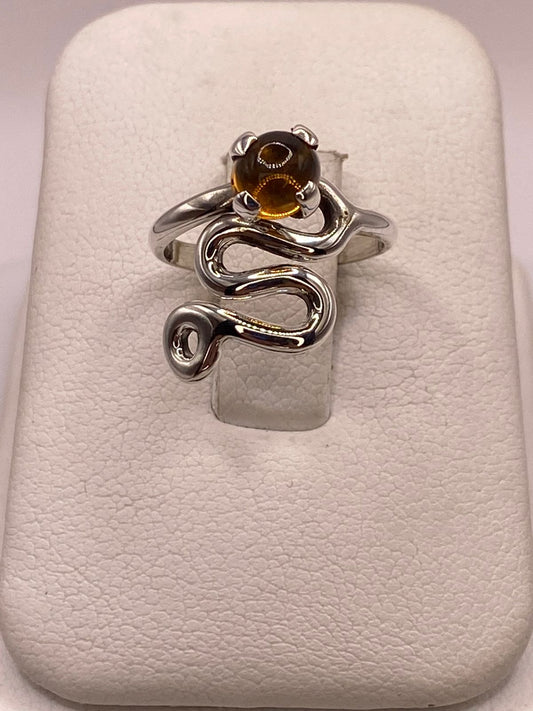 Anillo Artesanal de Plata Ley 925 con Piedra Ámbar — ángulo diagonal