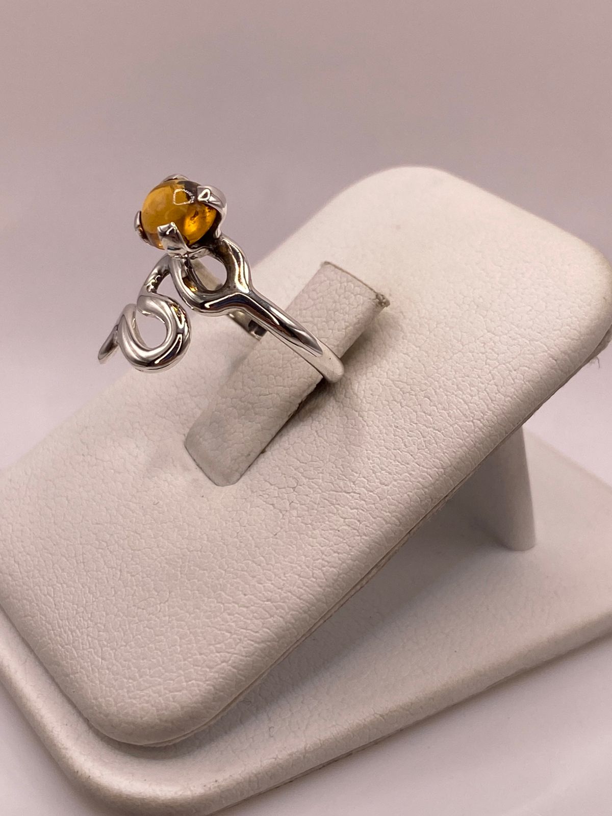 Anillo Artesanal de Plata Ley 925 con Piedra Ámbar, vista lateral