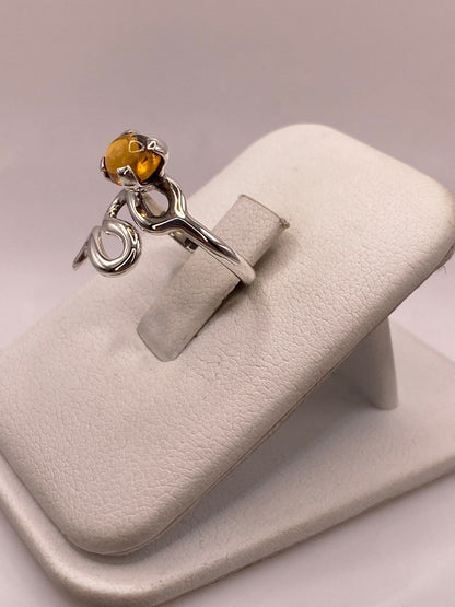 Anillo Artesanal de Plata Ley 925 con Piedra Ámbar, vista lateral