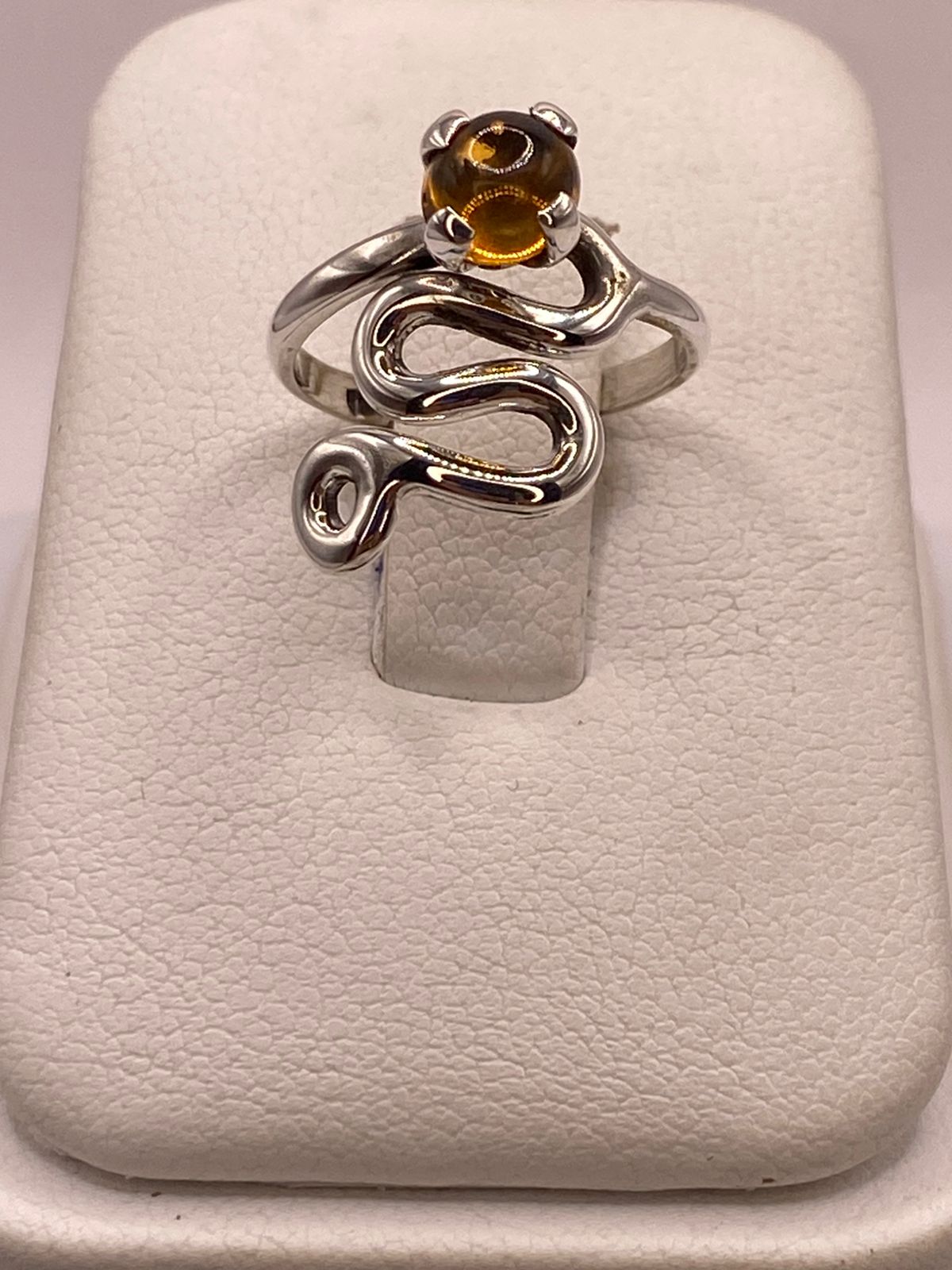 Anillo Artesanal de Plata Ley 925 con Piedra Ámbar, vista frontal