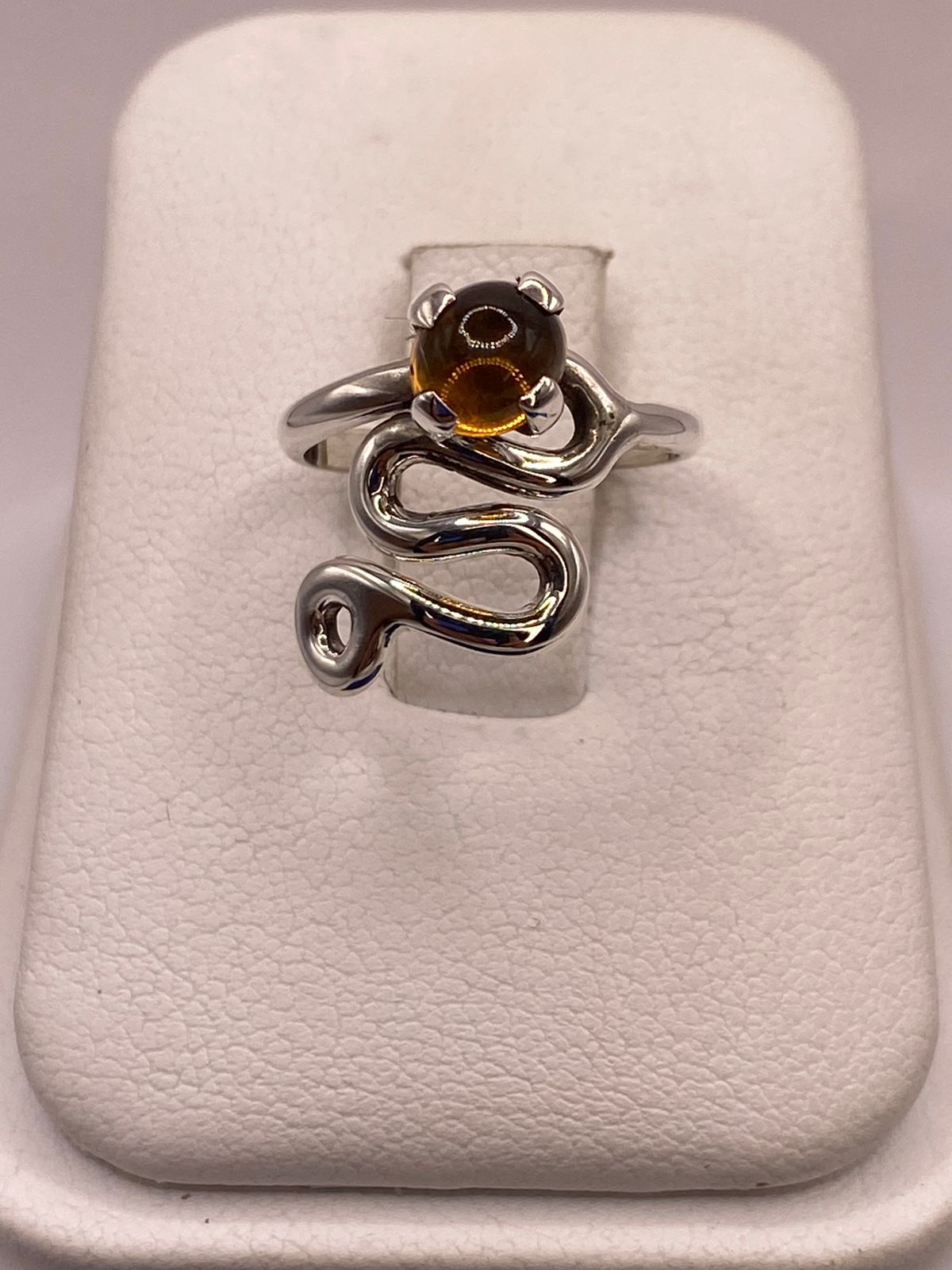 Anillo Artesanal de Plata Ley 925 con Piedra Ámbar, vista de detalle