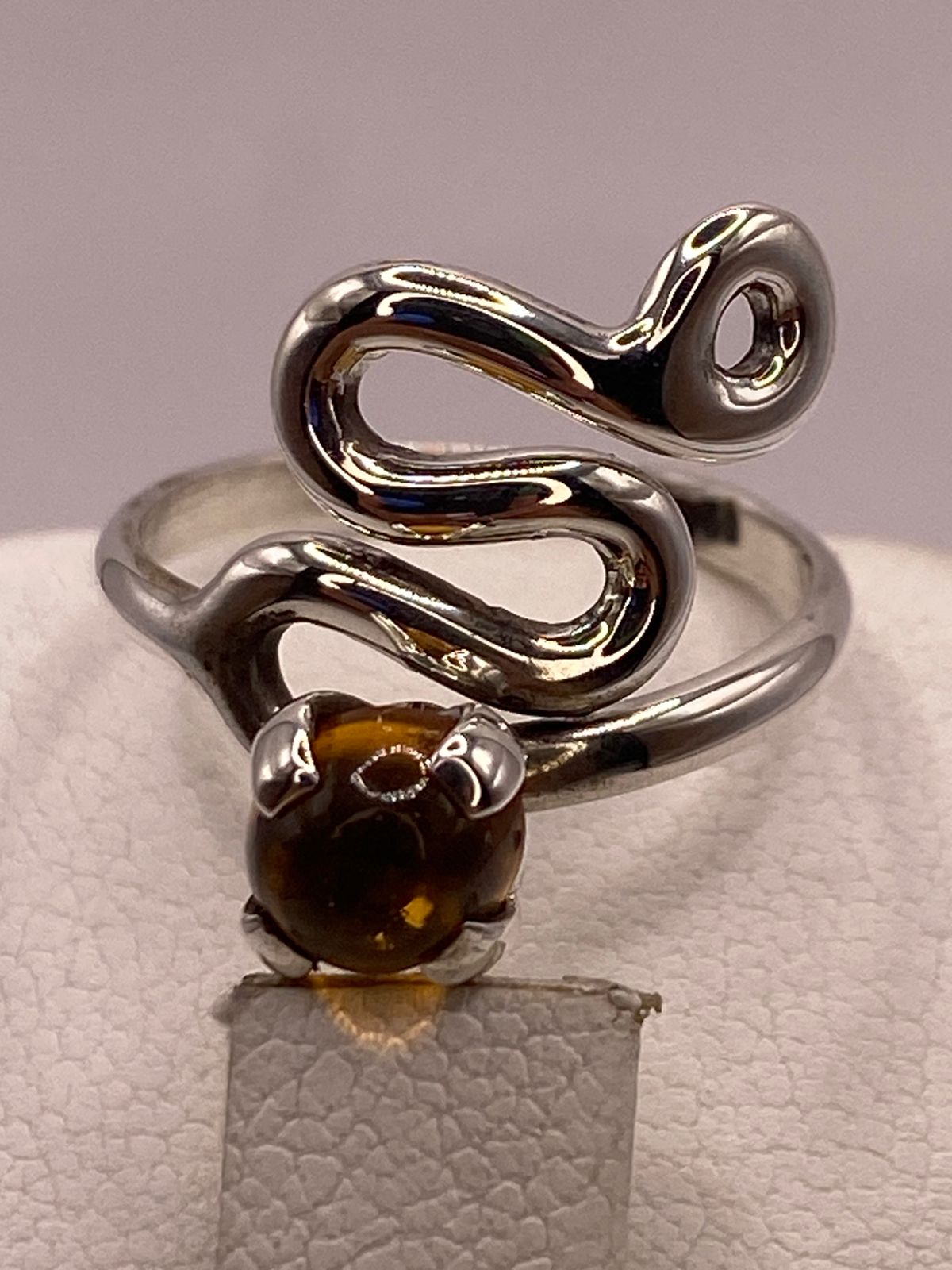 Anillo Artesanal de Plata Ley 925 con Piedra Ámbar, sello de autenticidad Plata Ley .925