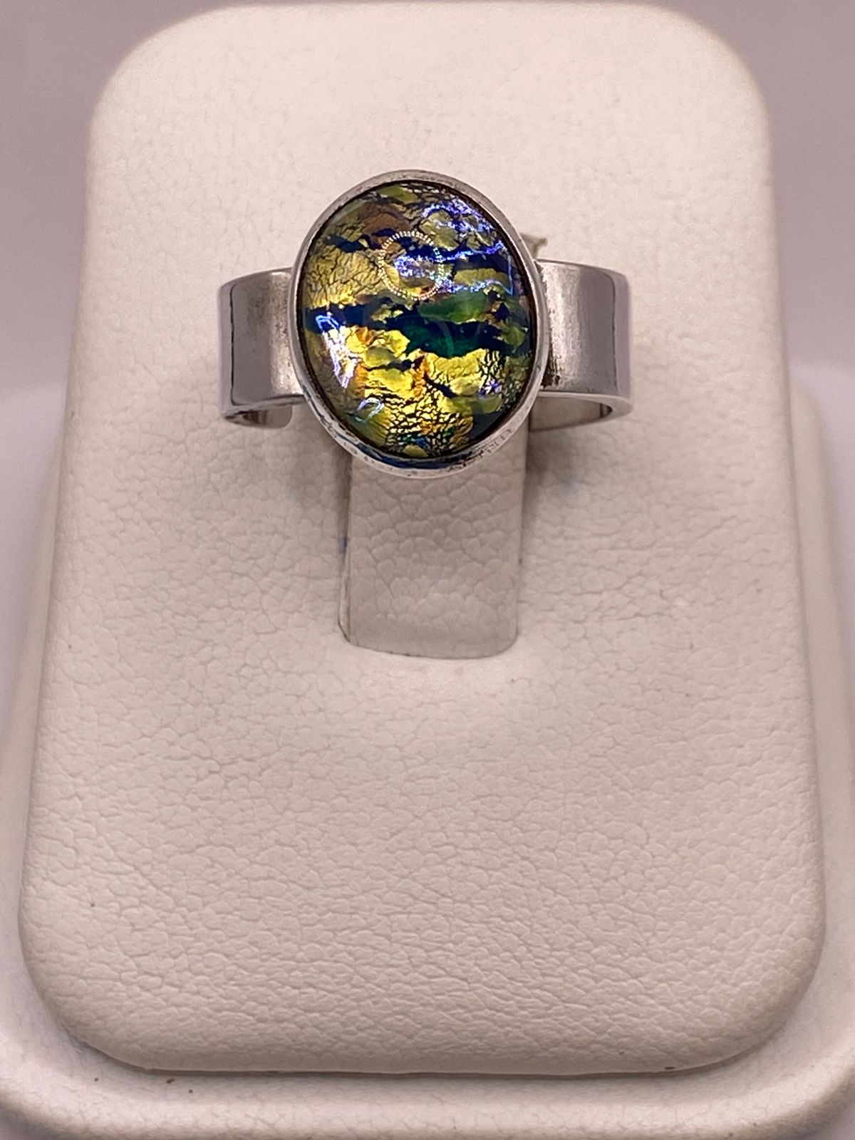 Anillo Artesanal de Plata Ley 925 con Resina Artística Multicolor — ángulo diagonal
