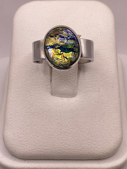 Anillo Artesanal de Plata Ley 925 con Resina Artística Multicolor — ángulo diagonal