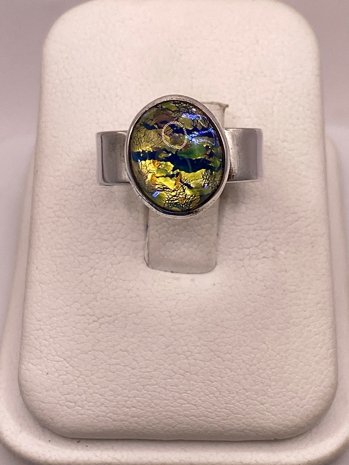 Anillo Artesanal de Plata Ley 925 con Resina Artística Multicolor, vista de detalle