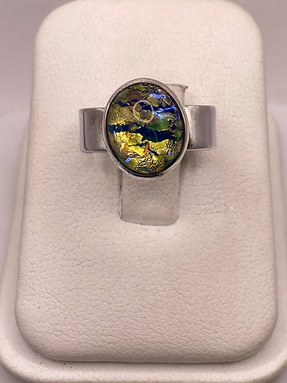 Anillo Artesanal de Plata Ley 925 con Resina Artística Multicolor, vista de detalle