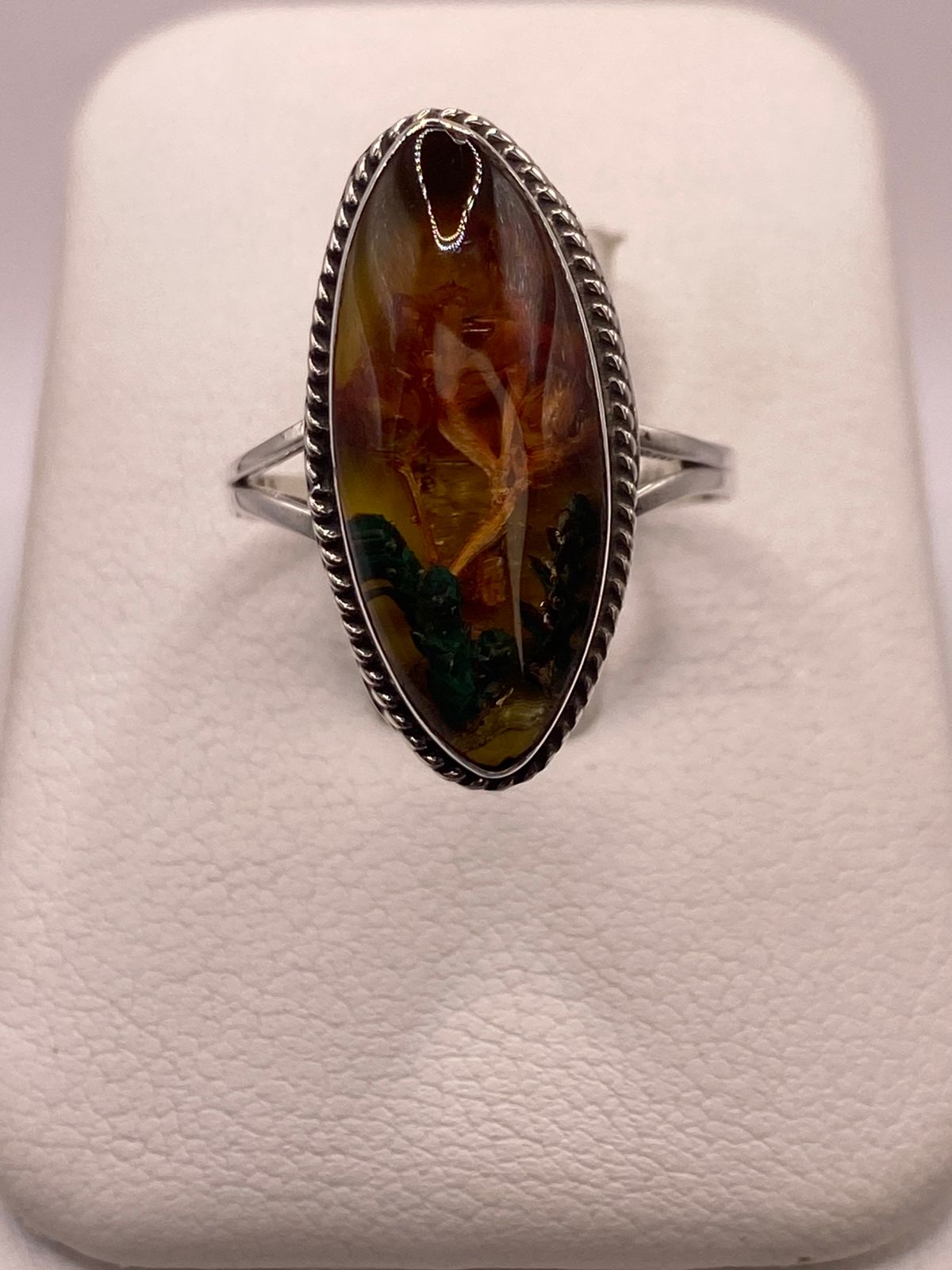 Anillo Artesanal de Plata Ley 925 con Resina y Naturaleza Muerta — ángulo diagonal