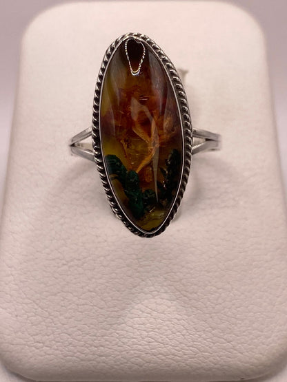 Anillo Artesanal de Plata Ley 925 con Resina y Naturaleza Muerta — ángulo diagonal