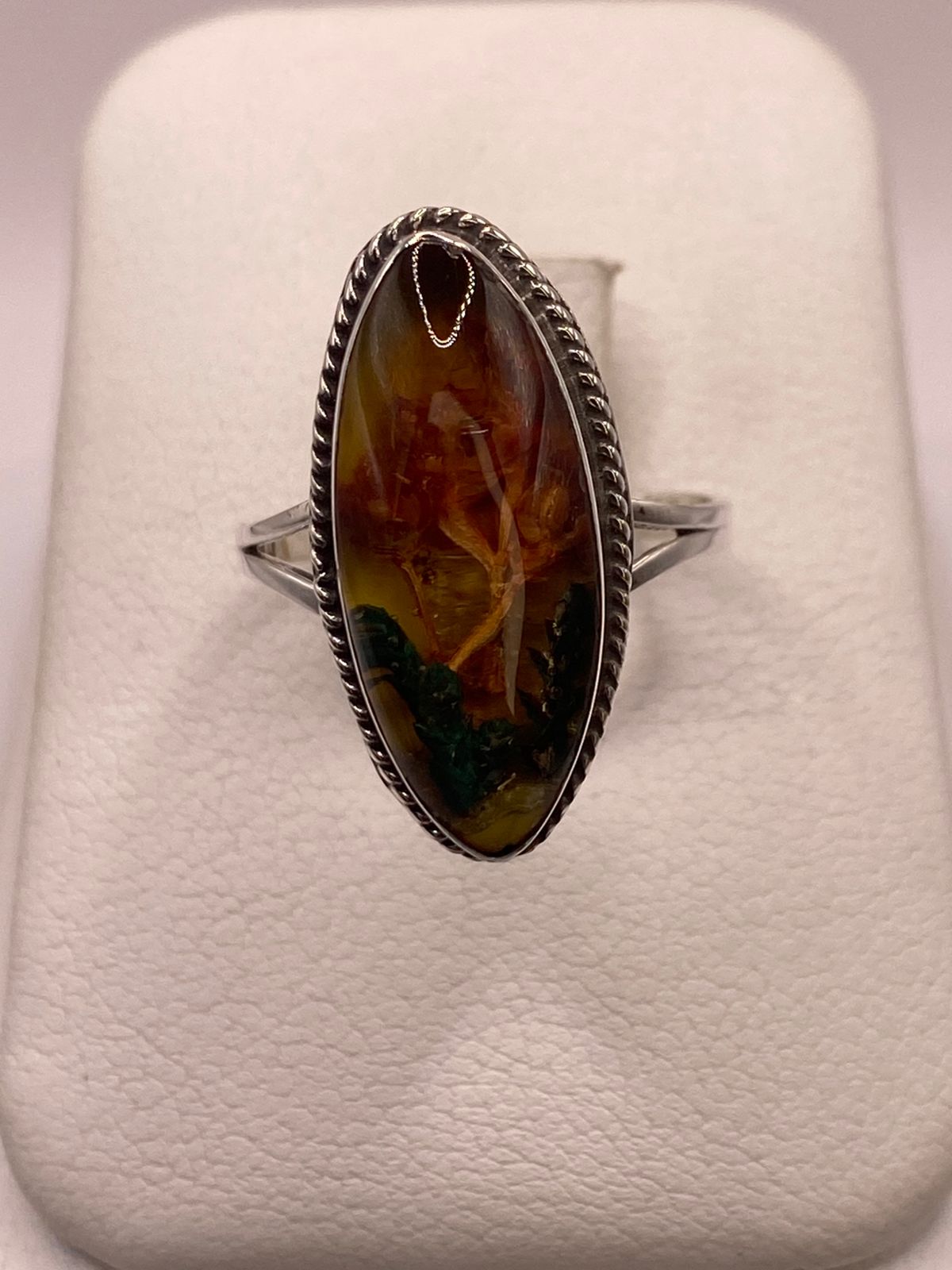 Anillo Artesanal de Plata Ley 925 con Resina y Naturaleza Muerta, vista de detalle