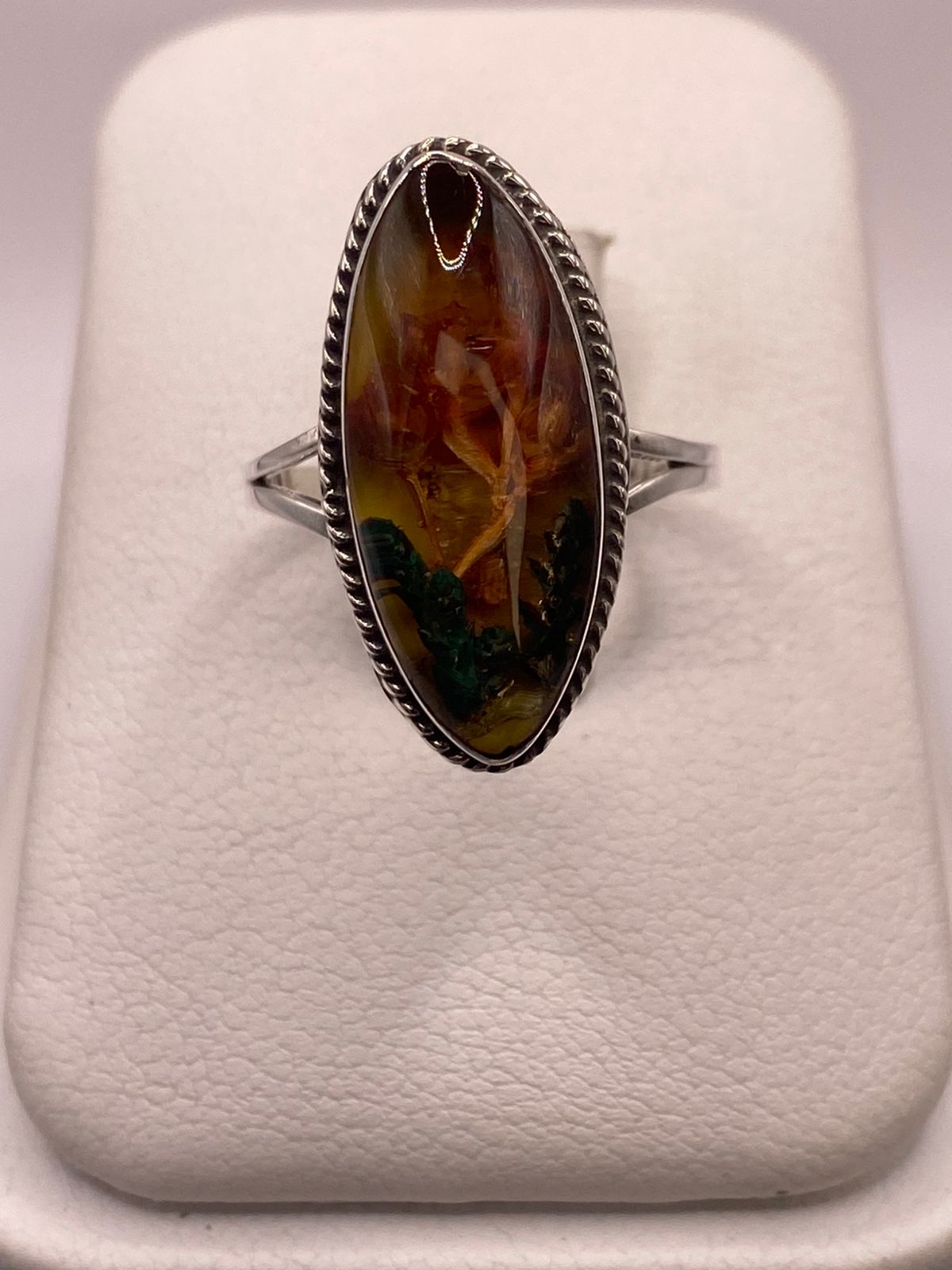 Anillo Artesanal de Plata Ley 925 con Resina y Naturaleza Muerta, vista frontal