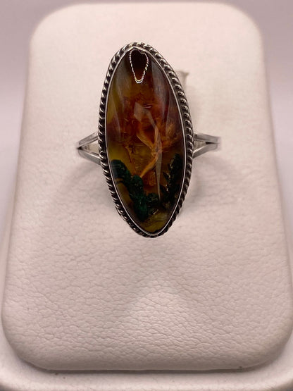 Anillo Artesanal de Plata Ley 925 con Resina y Naturaleza Muerta, vista frontal