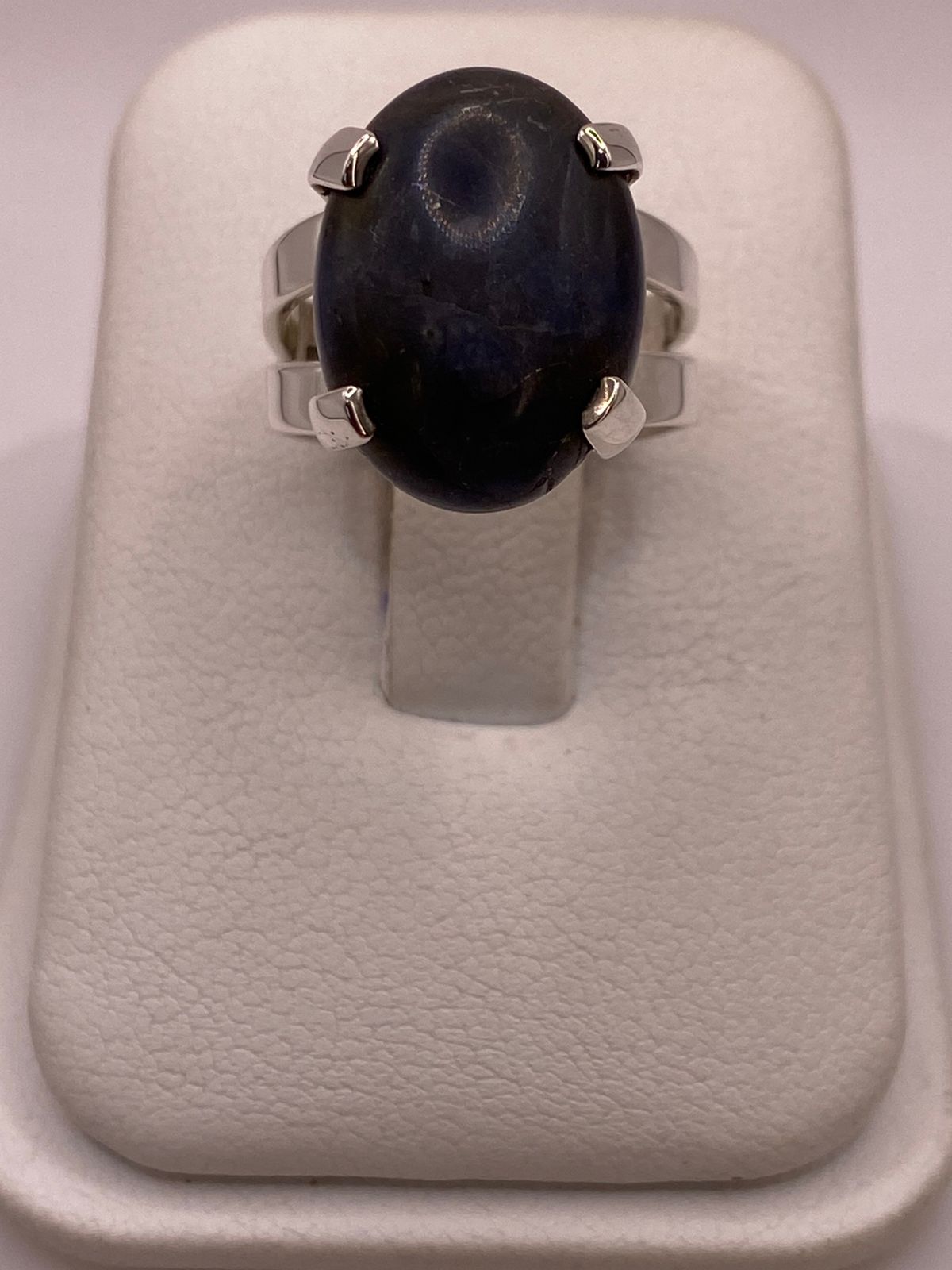 Anillo Artesanal de Plata Ley 925 con Sodalita Natural, vista frontal