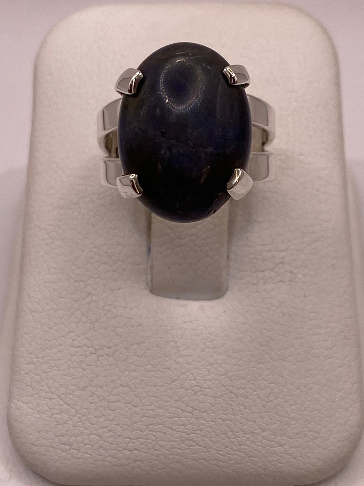 Anillo Artesanal de Plata Ley 925 con Sodalita Natural — ángulo diagonal