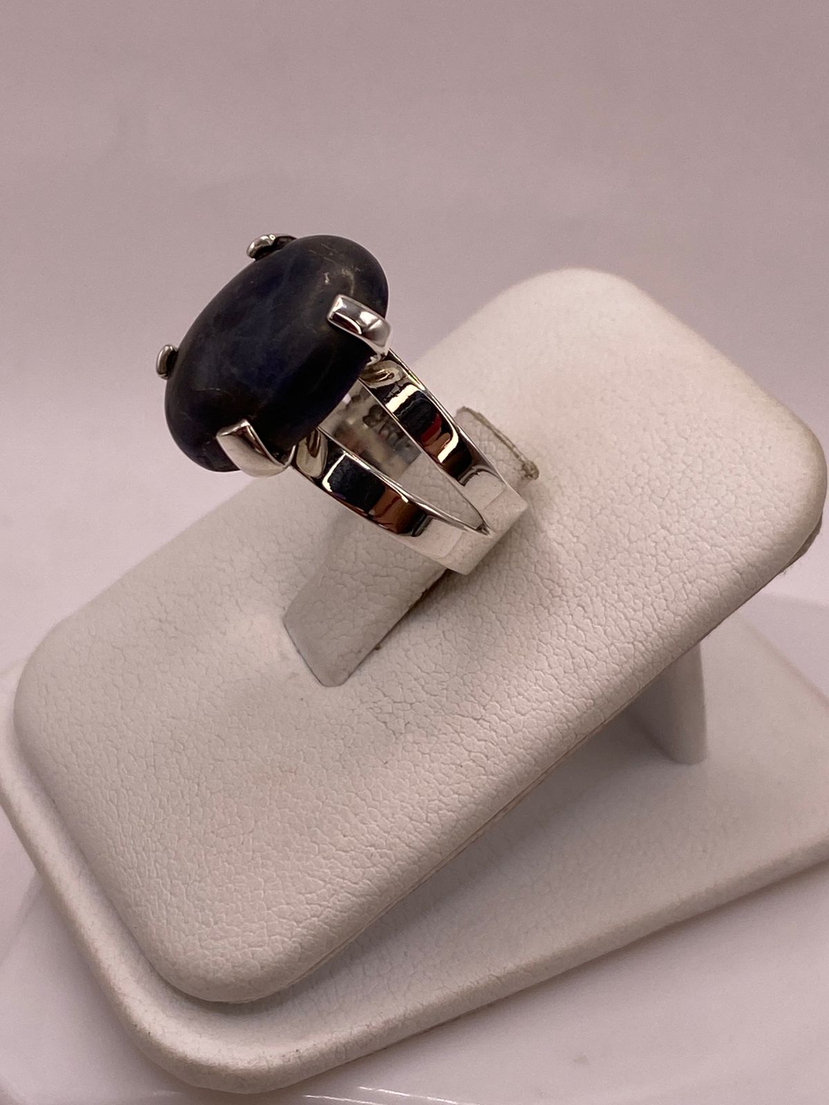 Anillo Artesanal de Plata Ley 925 con Sodalita Natural, vista lateral