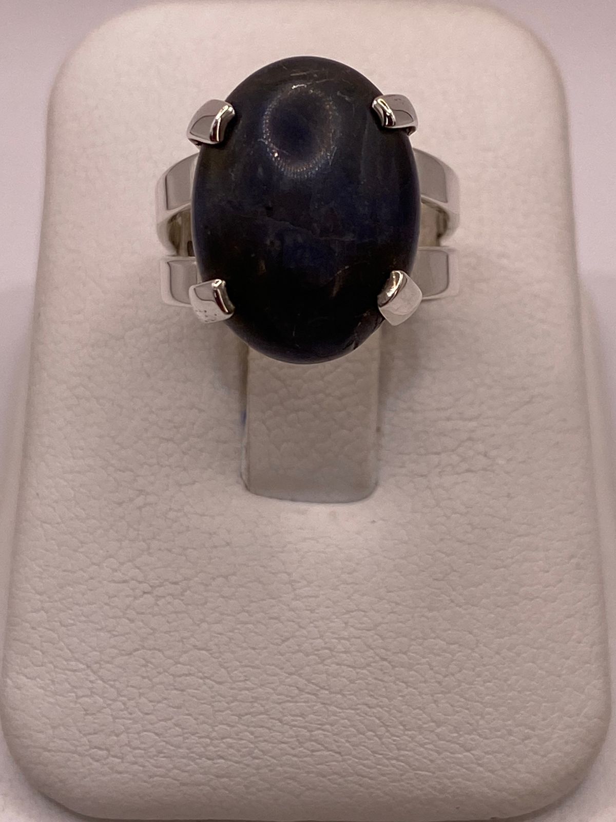Anillo Artesanal de Plata Ley 925 con Sodalita Natural, vista de detalle