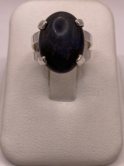 Anillo Artesanal de Plata Ley 925 con Sodalita Natural, vista de detalle