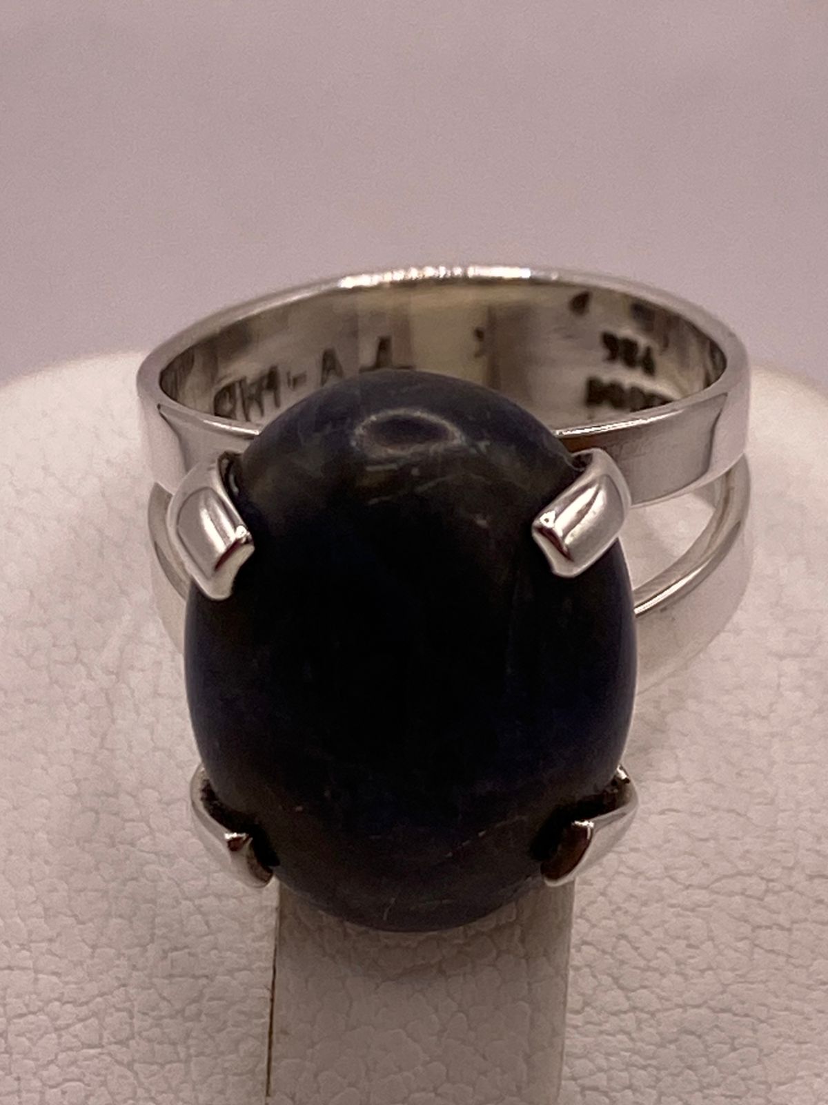 Anillo Artesanal de Plata Ley 925 con Sodalita Natural, sello de autenticidad Plata Ley .925