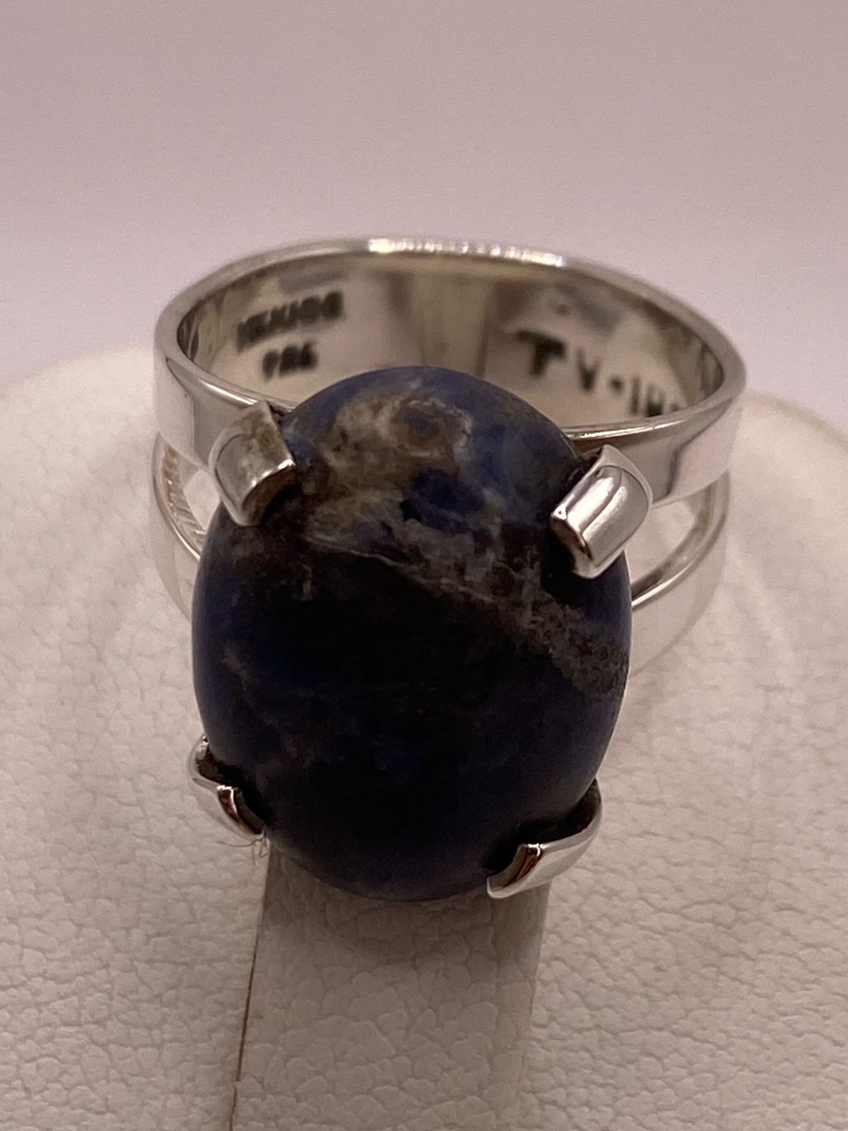 Anillo Artesanal de Plata Ley 925 con Sodalita Natural, sello de autenticidad Plata Ley .925