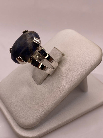 Anillo Artesanal de Plata Ley 925 con Sodalita Natural, vista lateral