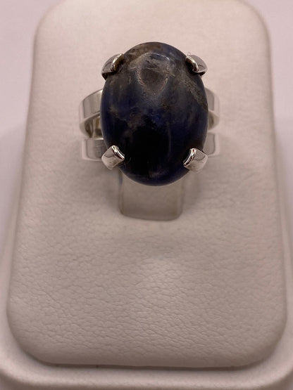 Anillo Artesanal de Plata Ley 925 con Sodalita Natural — ángulo diagonal