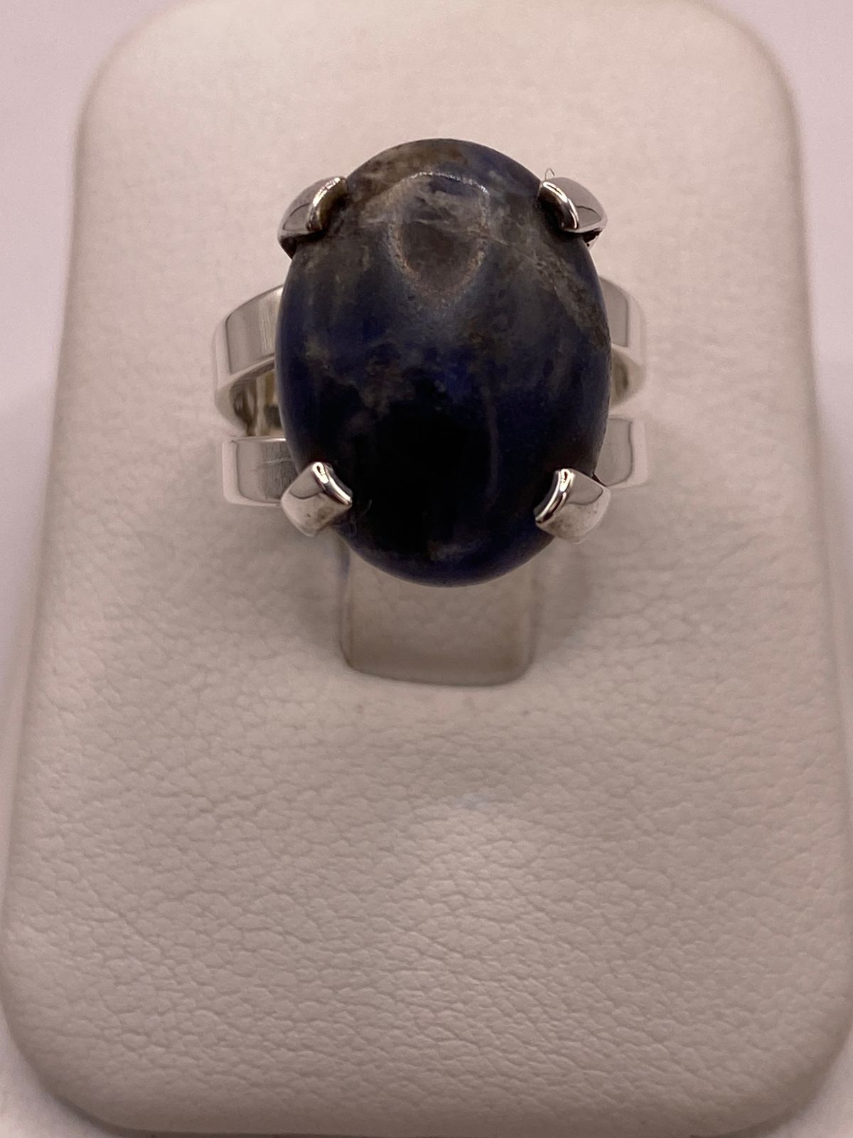 Anillo Artesanal de Plata Ley 925 con Sodalita Natural, vista frontal