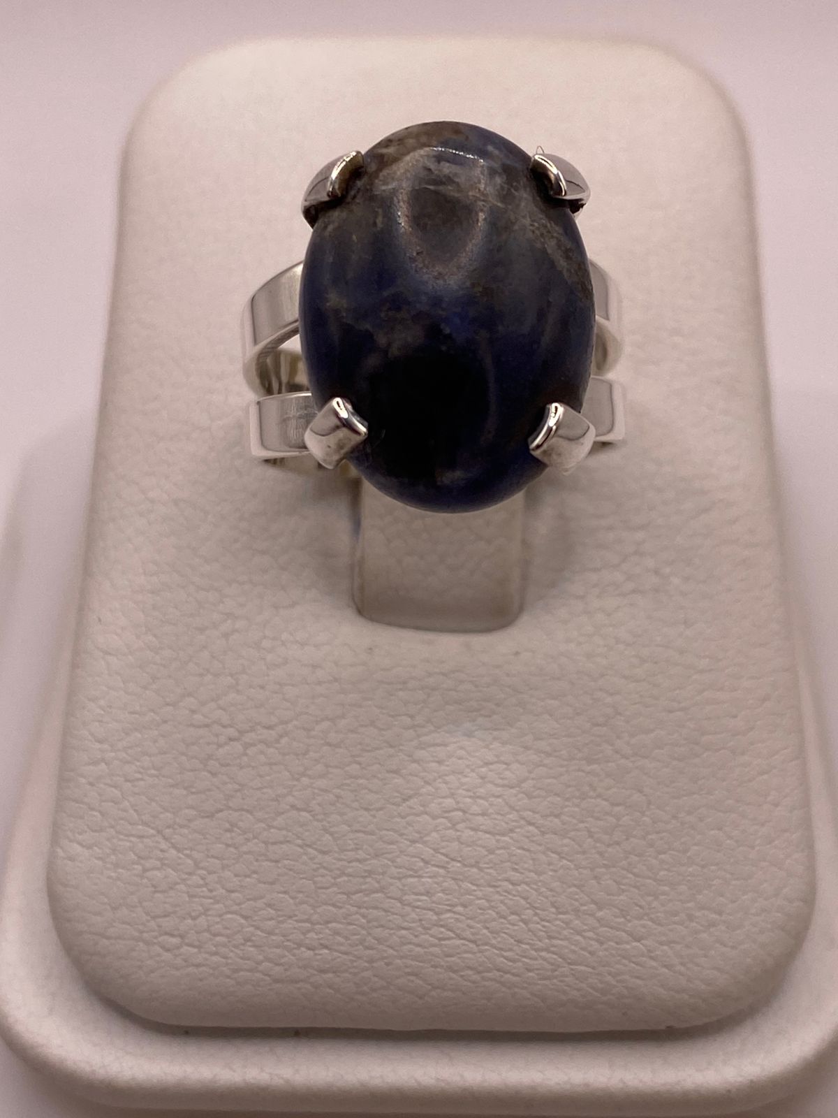 Anillo Artesanal de Plata Ley 925 con Sodalita Natural, vista de detalle