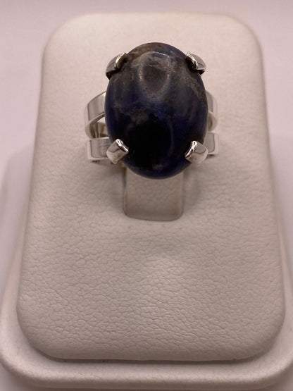 Anillo Artesanal de Plata Ley 925 con Sodalita Natural, vista de detalle