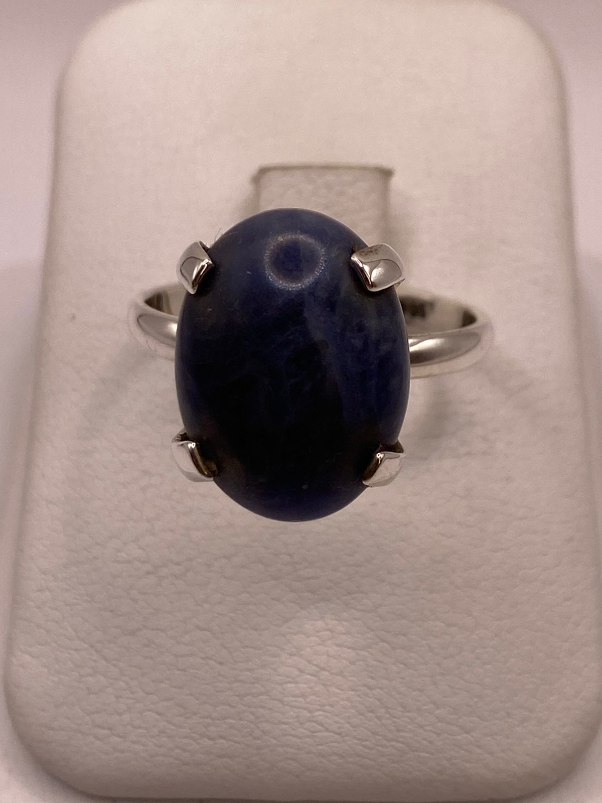 Anillo Artesanal de Plata Ley 925 con Sodalita Natural, vista lateral