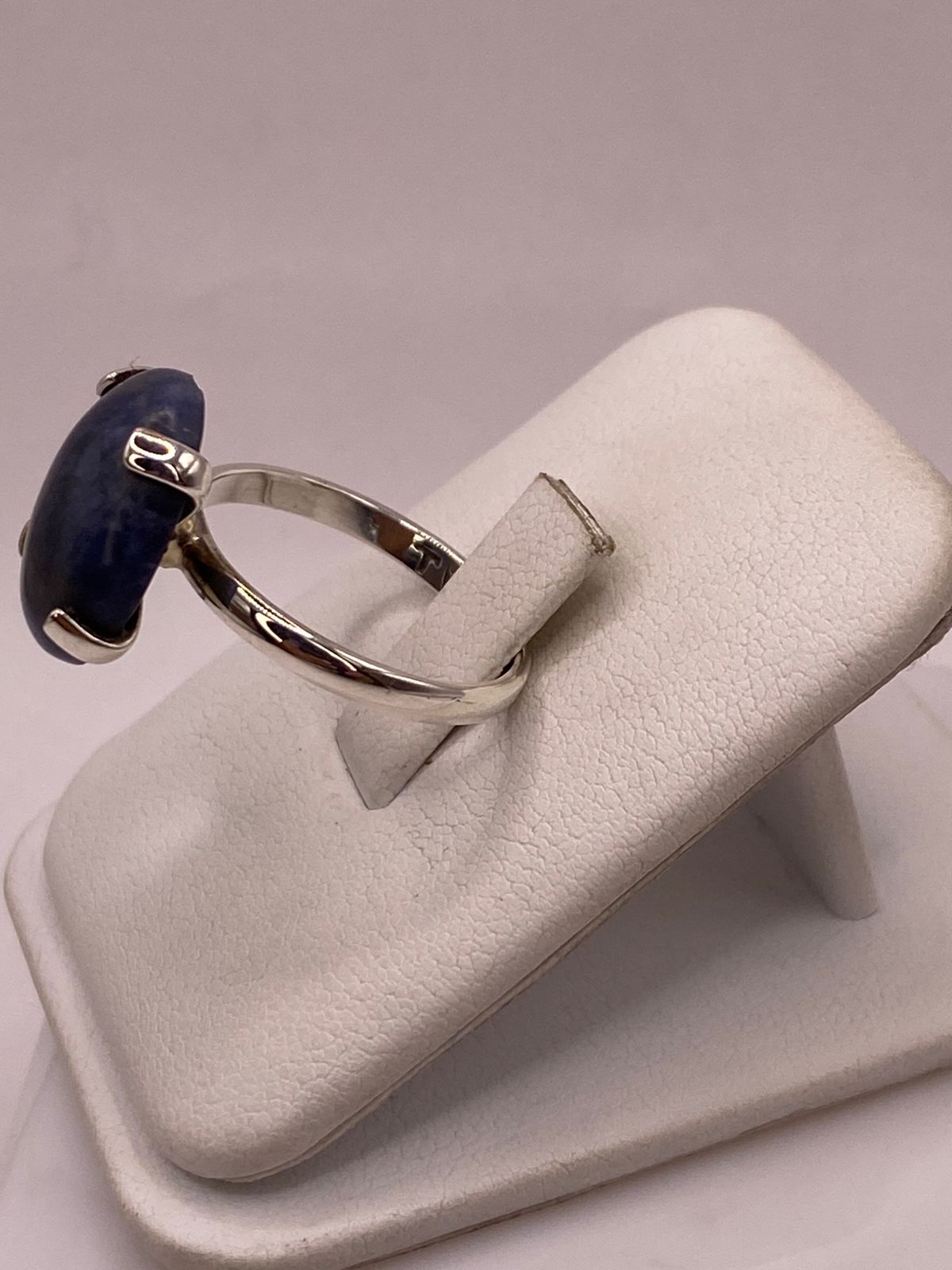Anillo Artesanal de Plata Ley 925 con Sodalita Natural, vista frontal