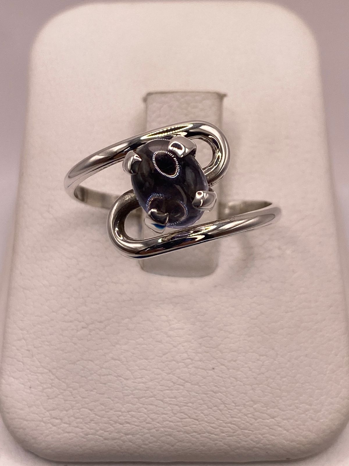 Anillo Artesanal de Plata Ley 925 con Tanzanita Cabochón — ángulo diagonal