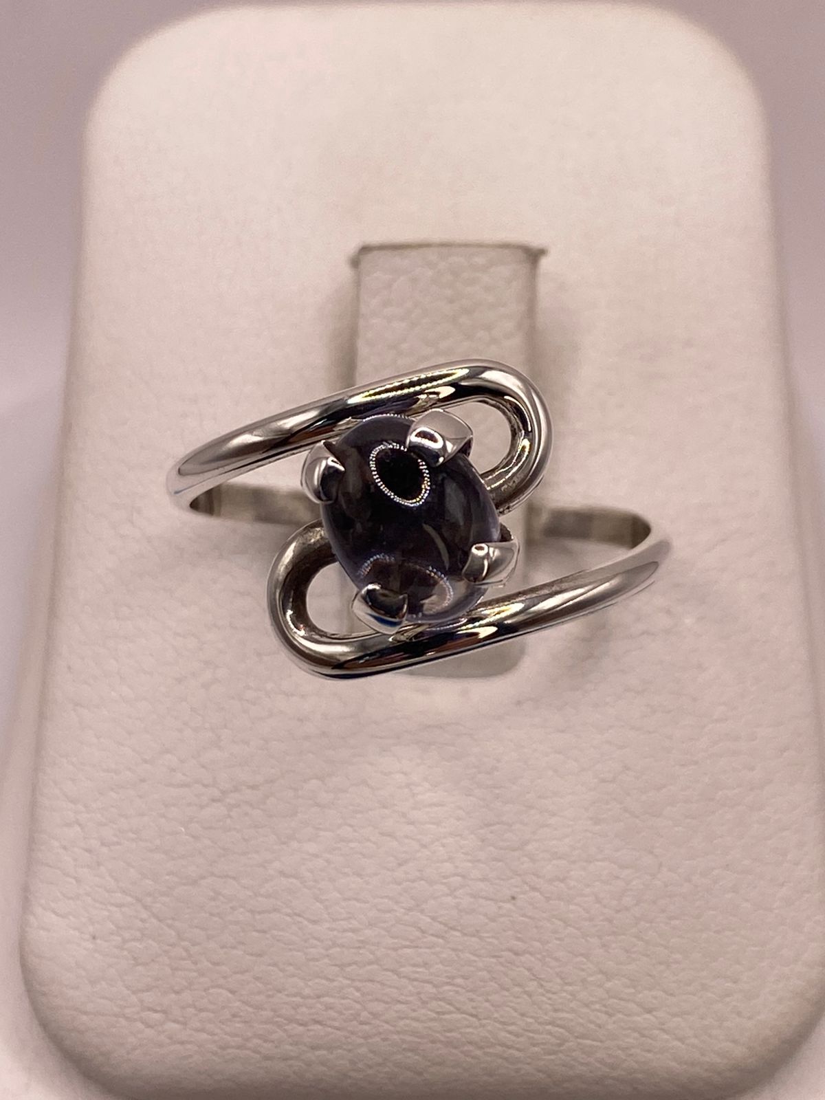 Anillo Artesanal de Plata Ley 925 con Tanzanita Cabochón, vista de detalle