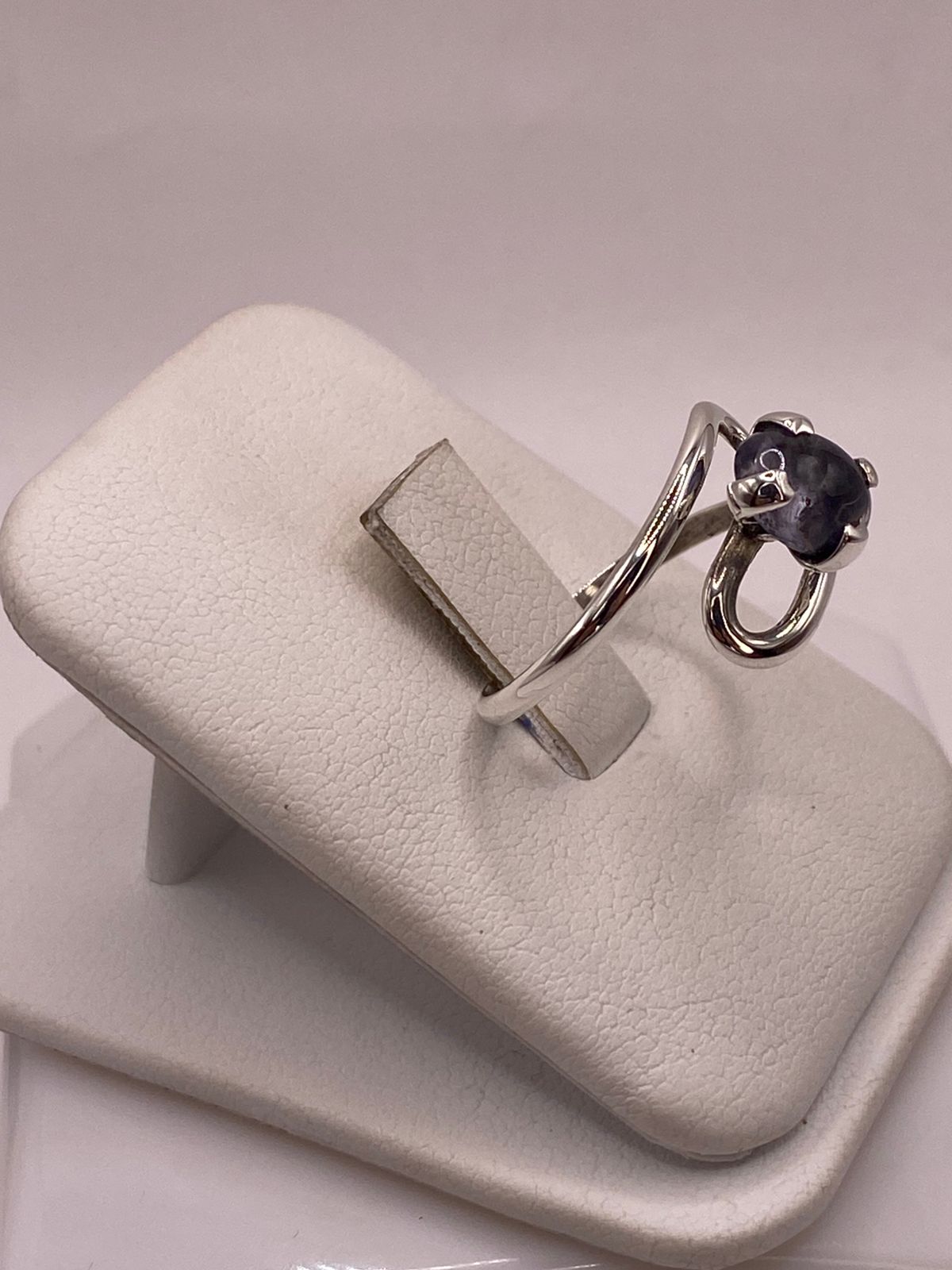 Anillo Artesanal de Plata Ley 925 con Tanzanita Cabochón, vista frontal
