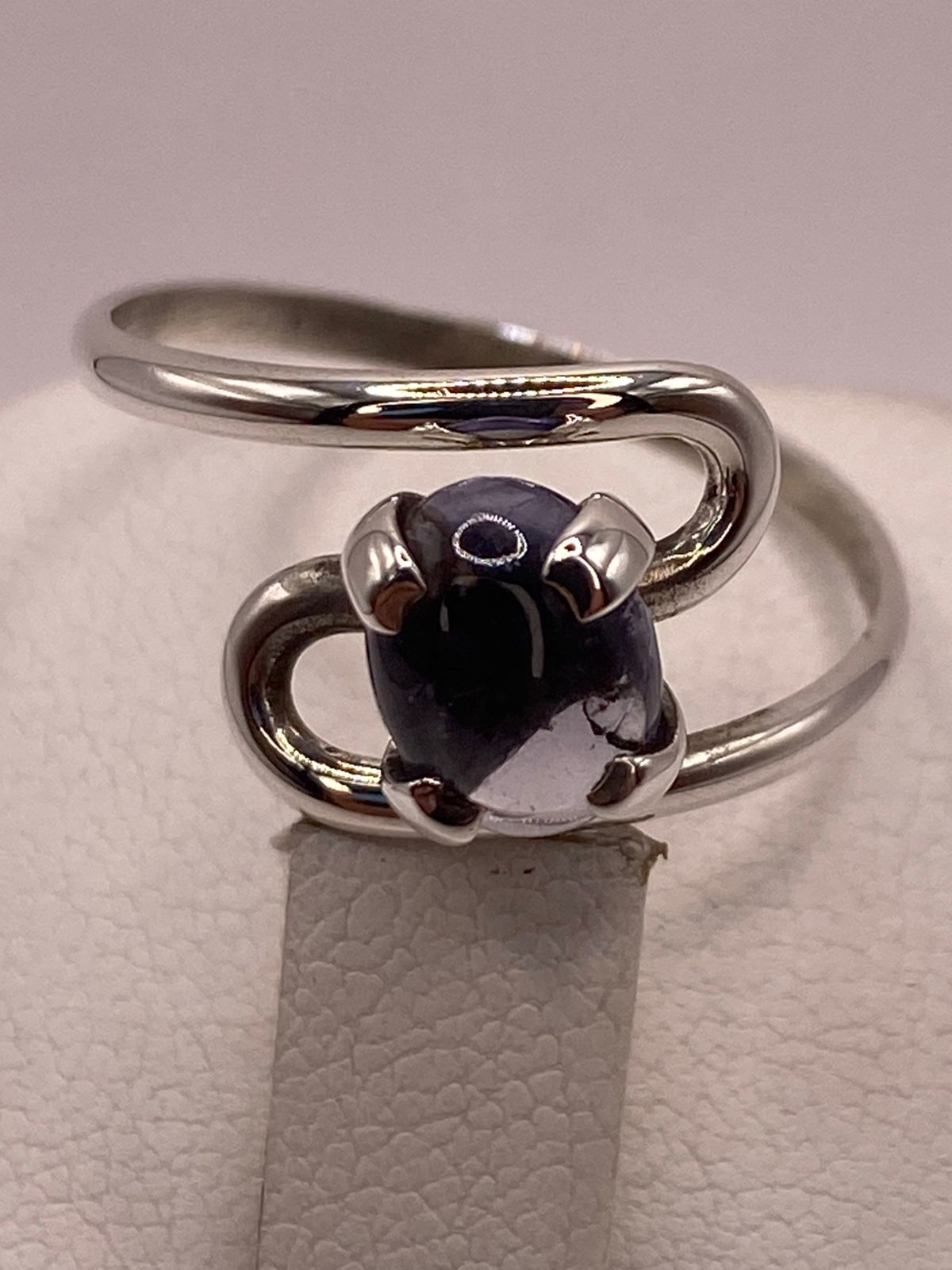 Anillo Artesanal de Plata Ley 925 con Tanzanita Cabochón, sello de autenticidad Plata Ley .925