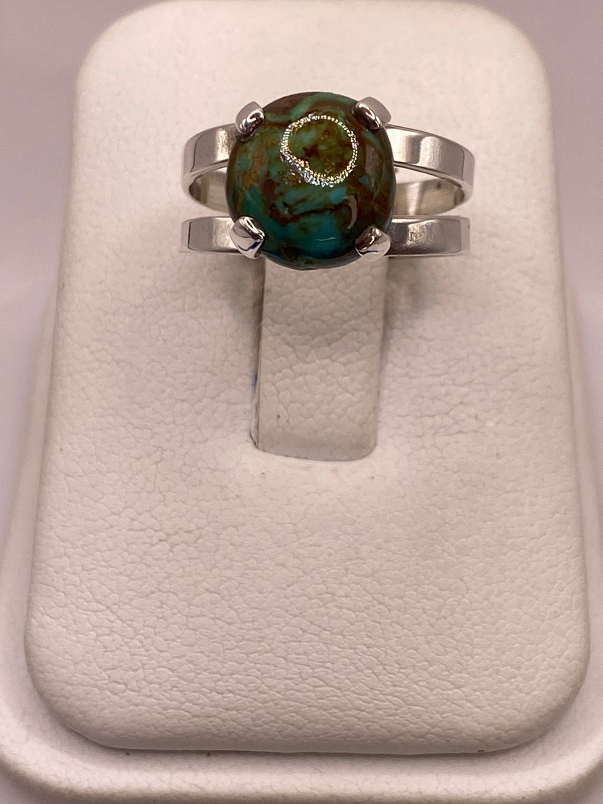 Anillo Artesanal de Plata Ley 925 con Turquesa Natural — ángulo diagonal