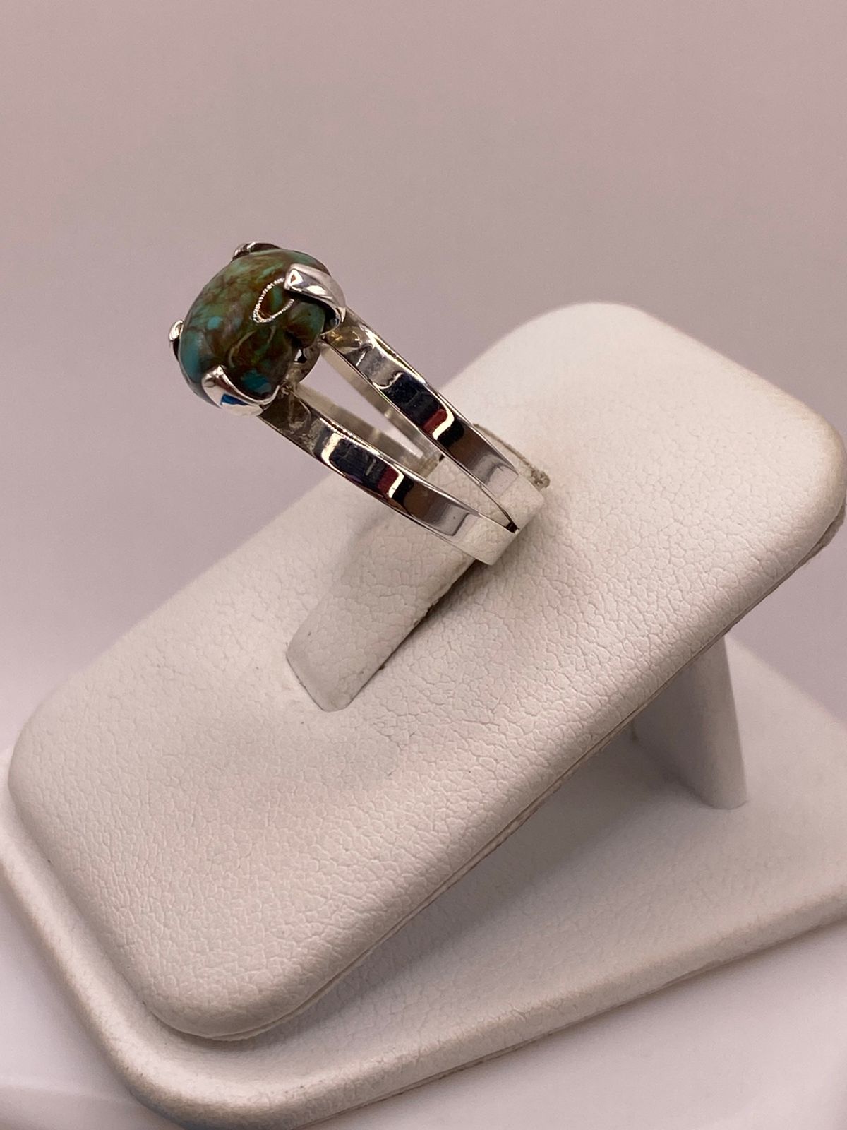 Anillo Artesanal de Plata Ley 925 con Turquesa Natural, vista lateral