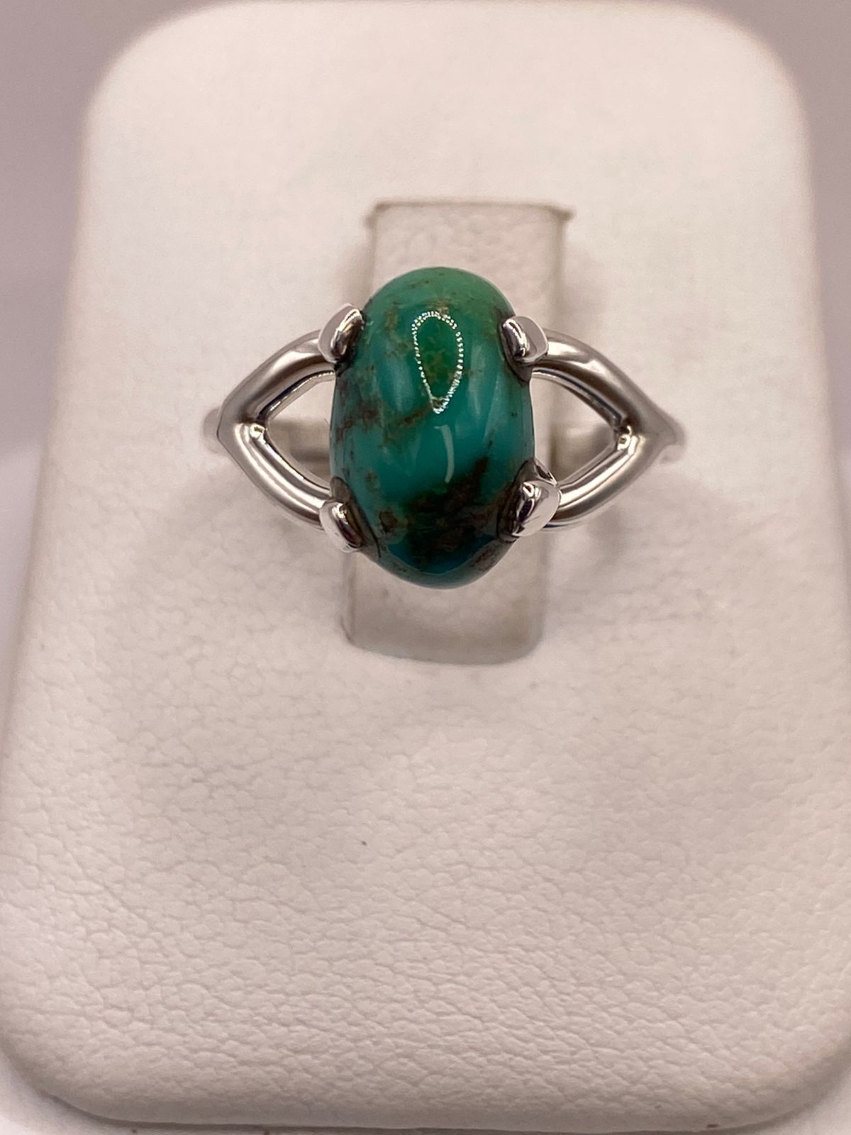 Anillo Artesanal de Plata Ley 925 con Turquesa Natural — ángulo diagonal
