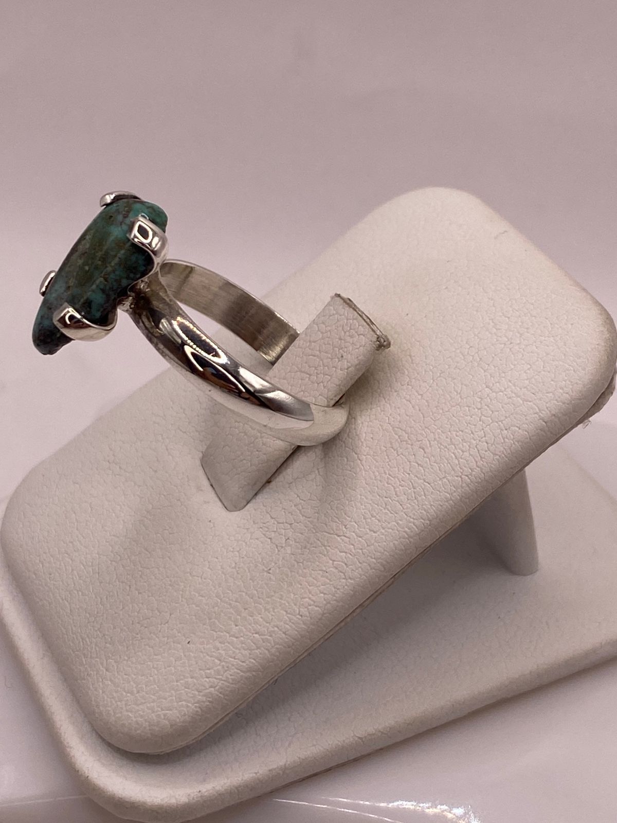 Anillo Artesanal de Plata Ley 925 con Turquesa Natural, vista lateral