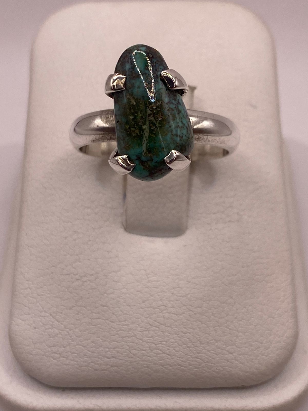 Anillo Artesanal de Plata Ley 925 con Turquesa Natural, vista frontal