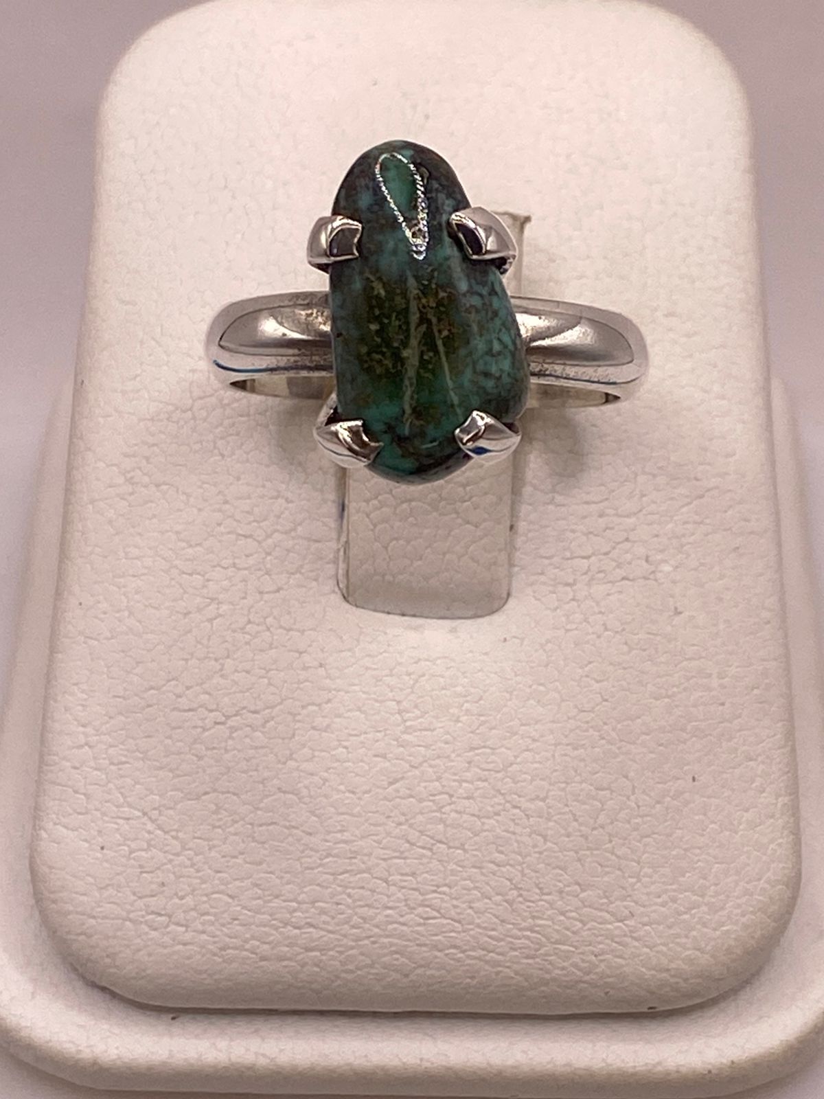 Anillo Artesanal de Plata Ley 925 con Turquesa Natural, vista de detalle