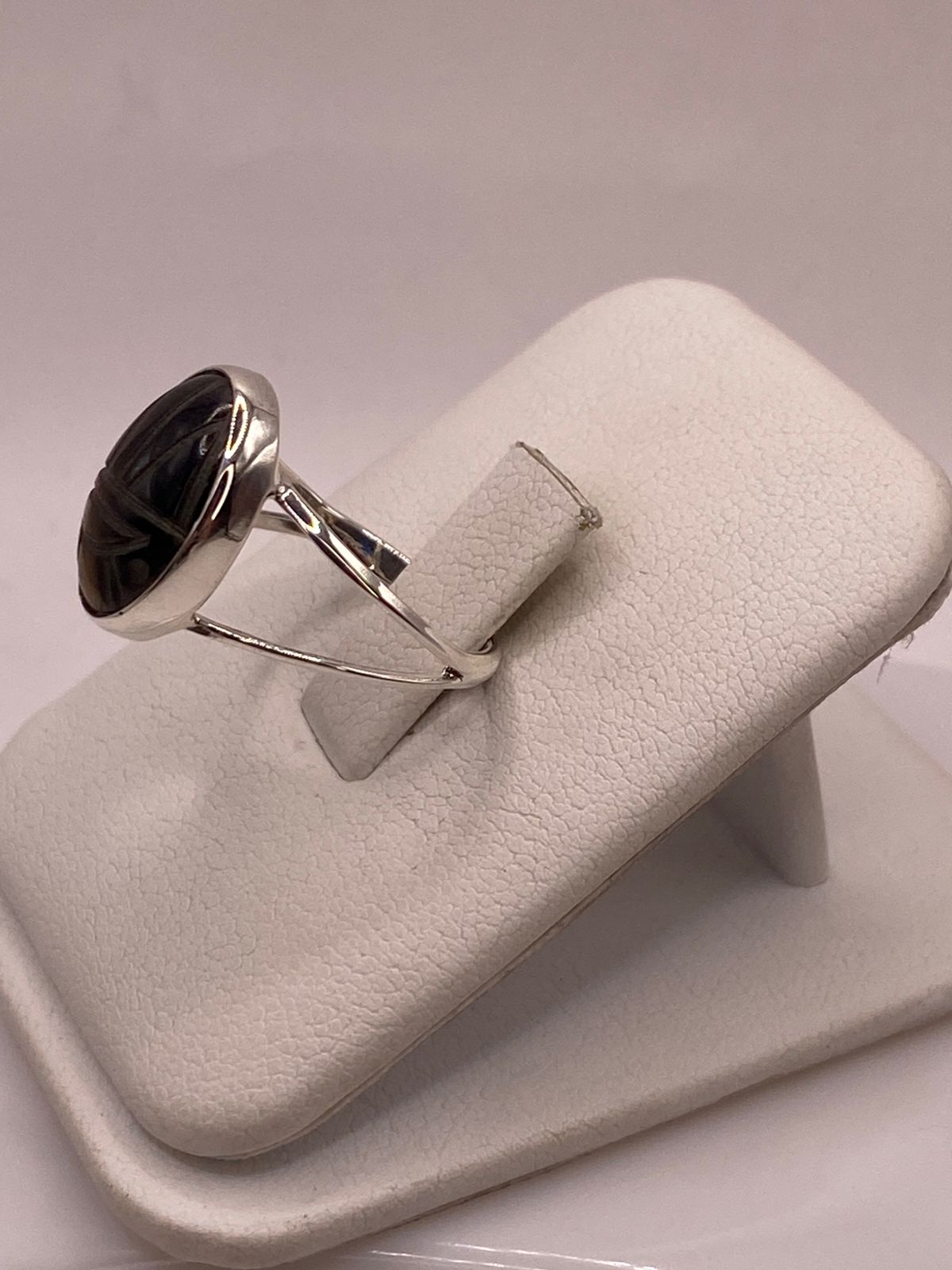 Anillo Artesanal de Plata Ley 950 con Ojo de Tigre Tallado, vista lateral