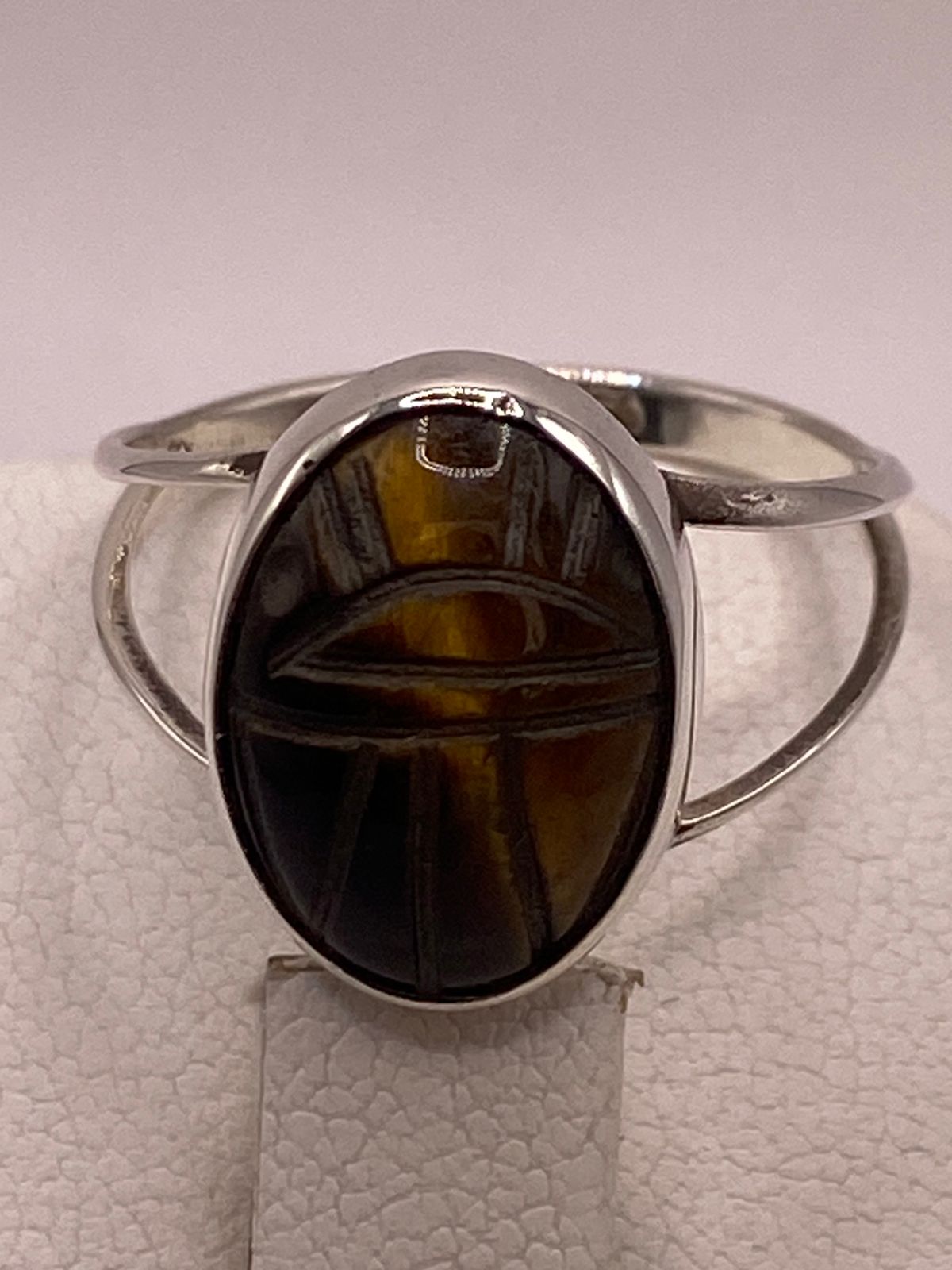 Anillo Artesanal de Plata Ley 950 con Ojo de Tigre Tallado, vista superior