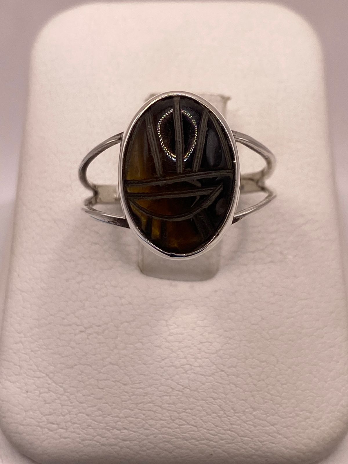Anillo Artesanal de Plata Ley 950 con Ojo de Tigre Tallado en báscula mostrando peso