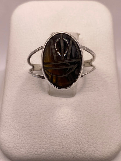 Anillo Artesanal de Plata Ley 950 con Ojo de Tigre Tallado en báscula mostrando peso