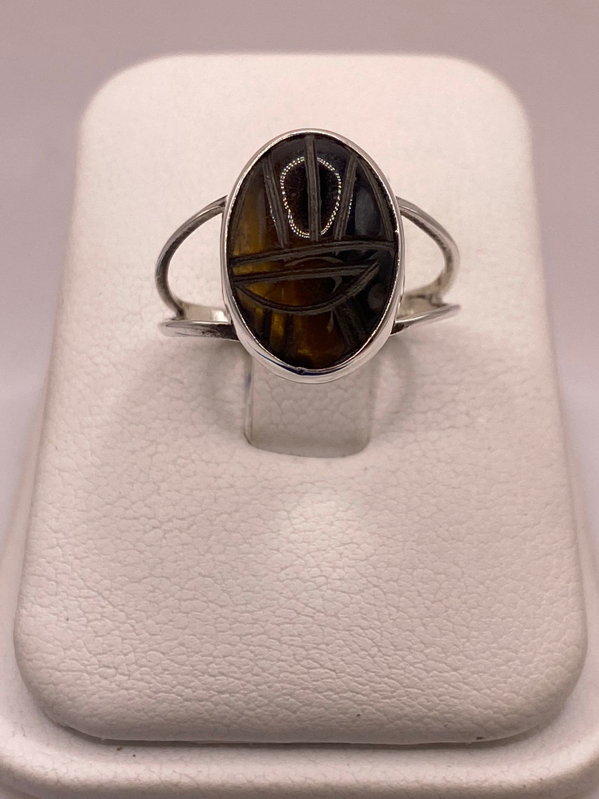 Anillo Artesanal de Plata Ley 950 con Ojo de Tigre Tallado, vista frontal