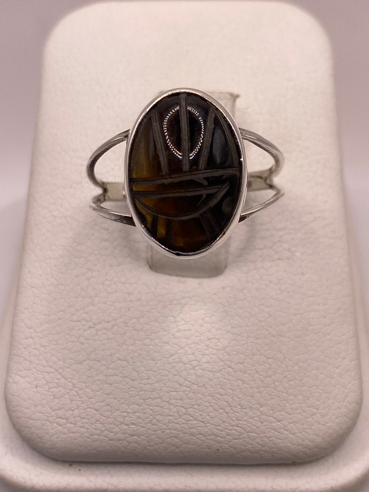Anillo Artesanal de Plata Ley 950 con Ojo de Tigre Tallado, vista de detalle